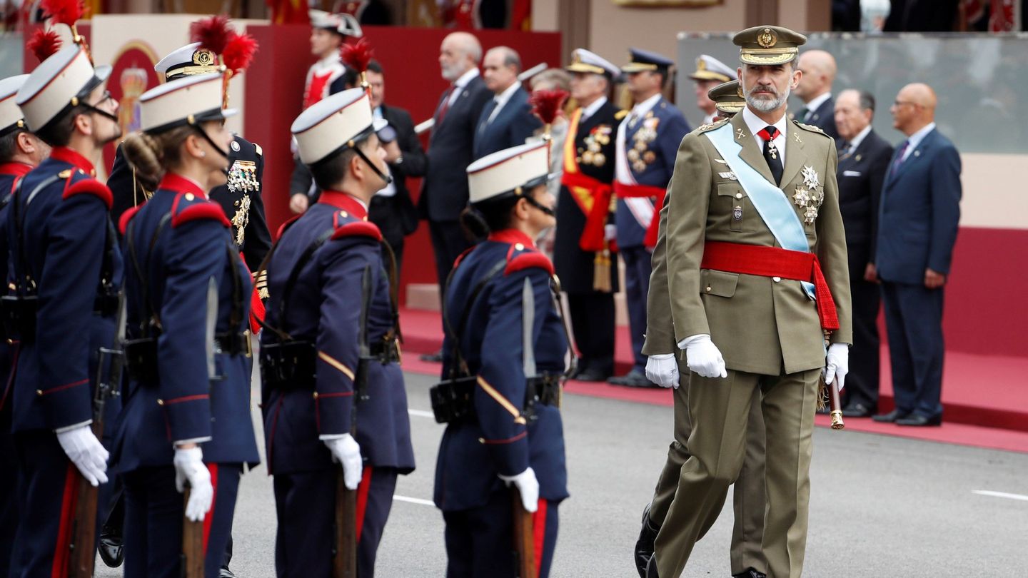 El rey Felipe pasa revista tras el tradicional desfile del 12 de octubre. (EFE/JJ Guillén)