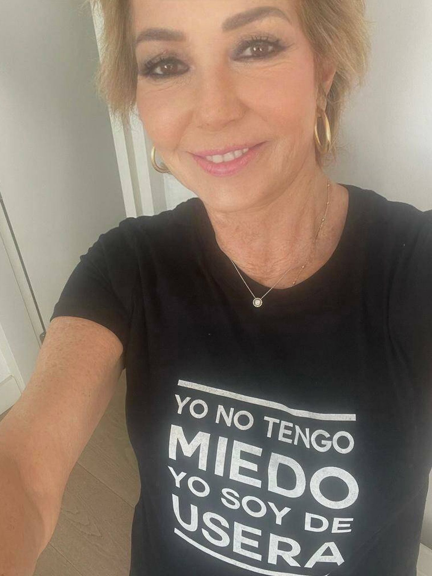 Ana Rosa Quintana, con una camiseta de Usera. (Cortesía)