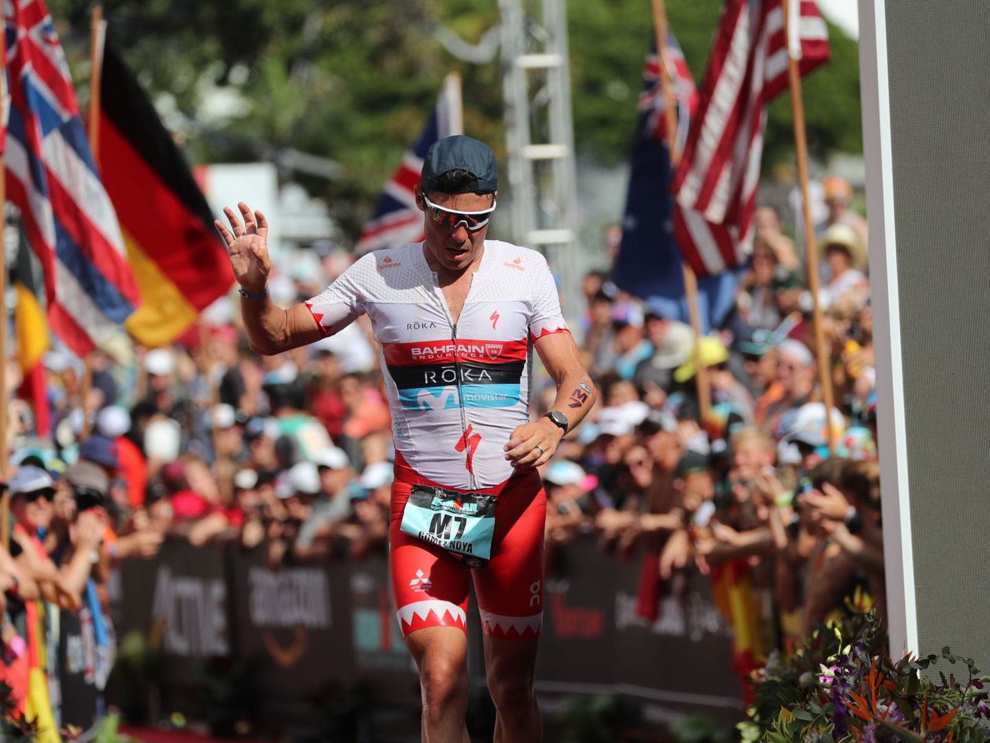 Gómez Noya cruza la línea de meta del Ironman de Hawái tras acabar undécimo. (Reuters)