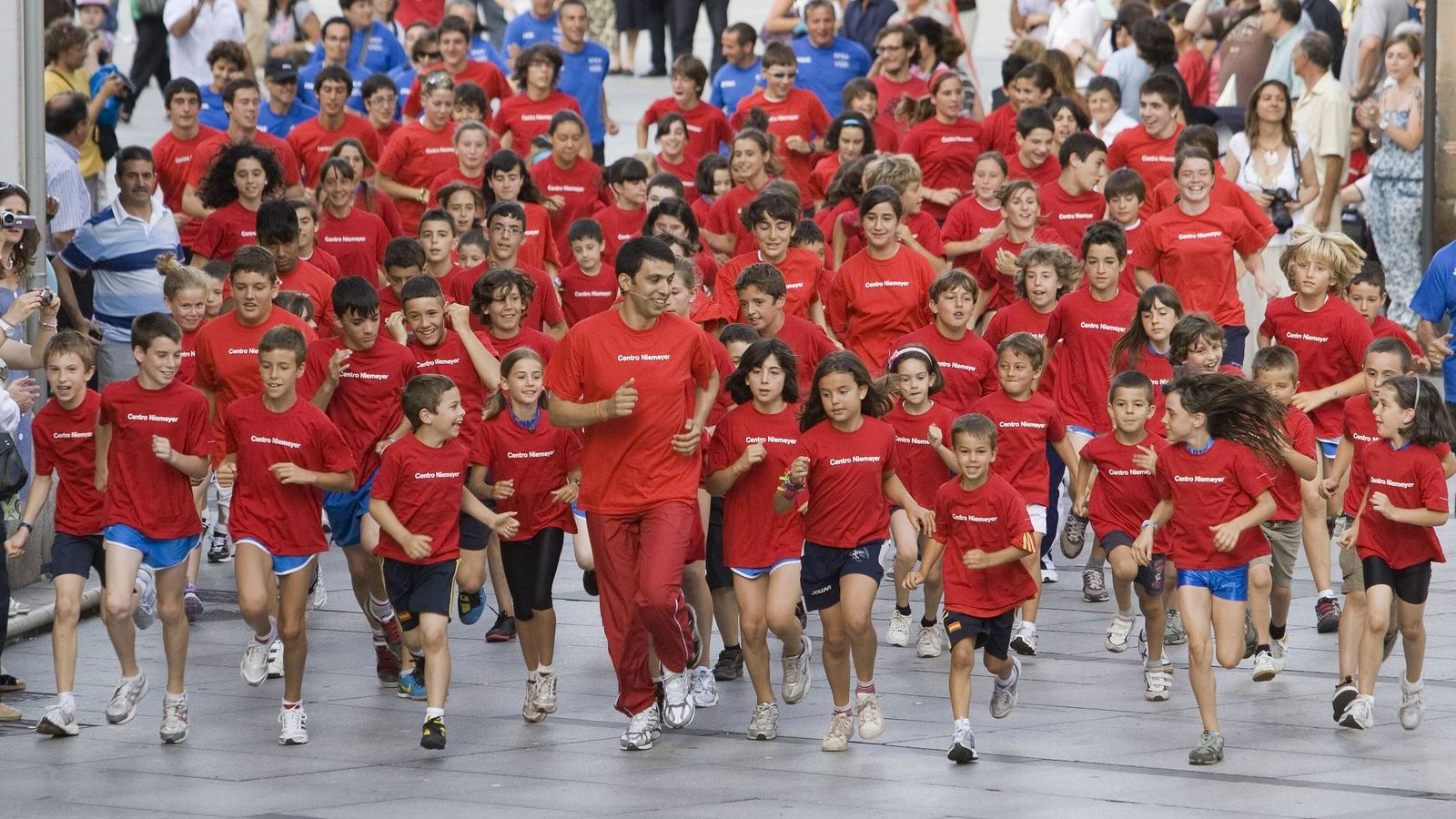 Foto: El atleta marroquí campeón olímpico Hicham El Guerrouj durante su participación en un encuentro con niños de entre 6 y 14 años en 2010 (EFE)