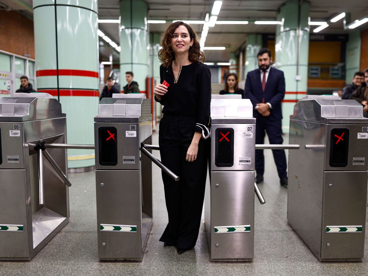 Foto: Isabel Díaz Ayuso, en una visita al metro de Madrid. (EFE/Rodrigo Jiménez)