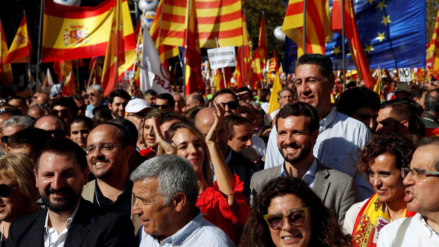 Miles de personas se han concentrado en el centro de Barcelona en defensa del constitucionalismo. (EFE)