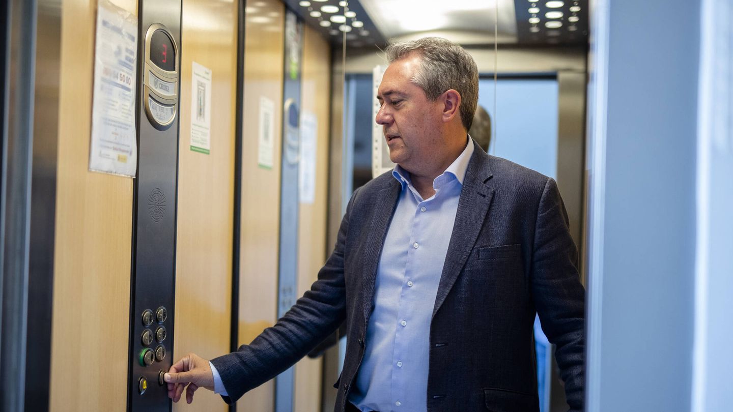 Juan Espadas, en el ascensor de la sede del PSOE de Sevilla, antes de la entrevista. (F. R.)