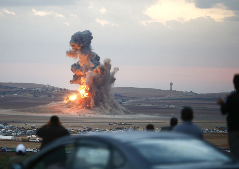Foto: Kurdos observan desde la frontera turca los bombardeos contra posiciones del Estado Islámico en los alrededores de la ciudad siria de Kobane (Reuters).