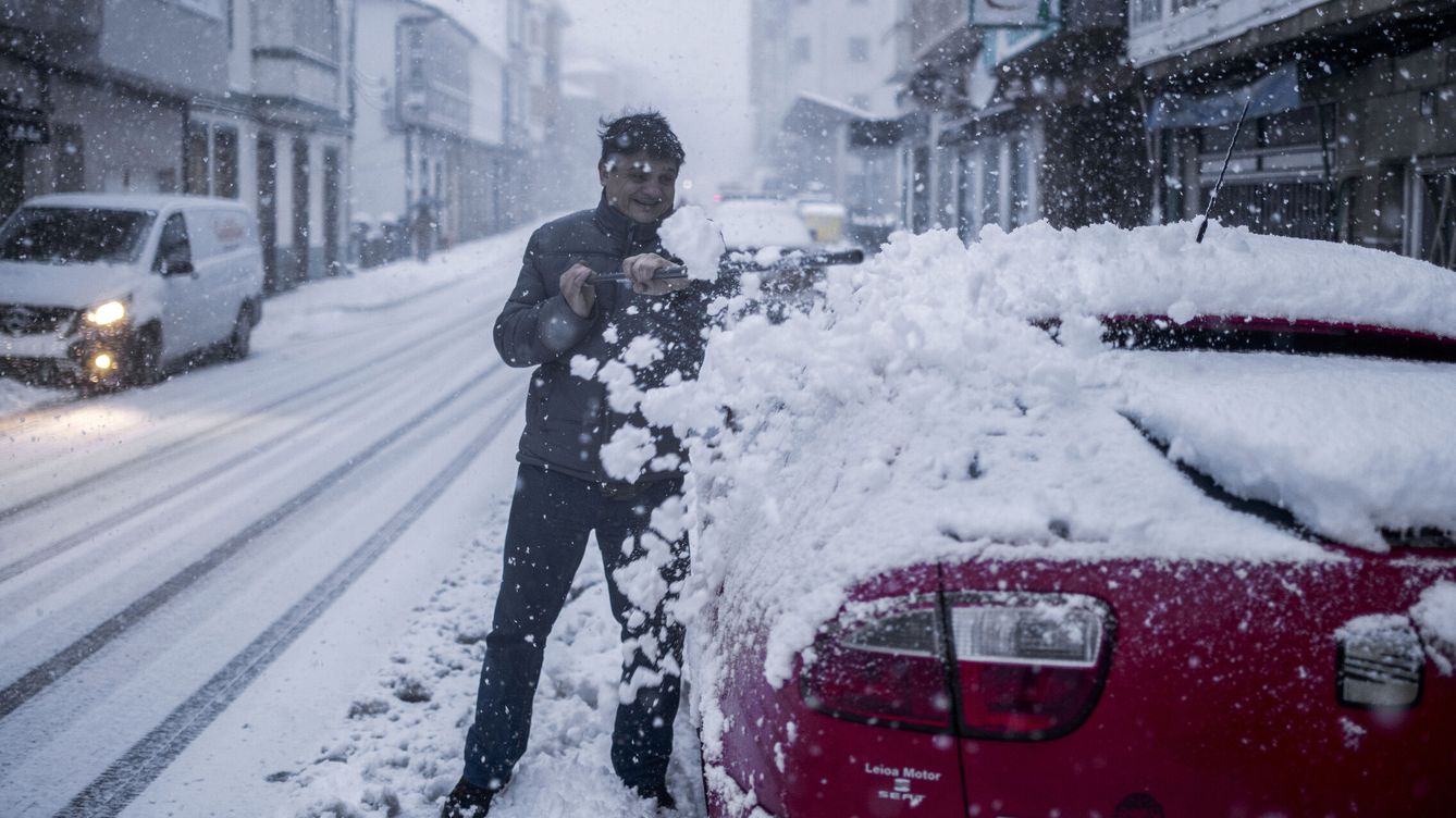 Foto: Alerta por el temporal de nieve en España: última hora de la Aemet y comunidades más afectadas (EFE/Brais Lorenzo)