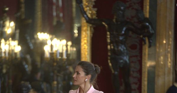 Foto: La reina Letizia, con su vestido de Felipe Varela en el Día de la Fiesta Nacional. (Limited Pictures)