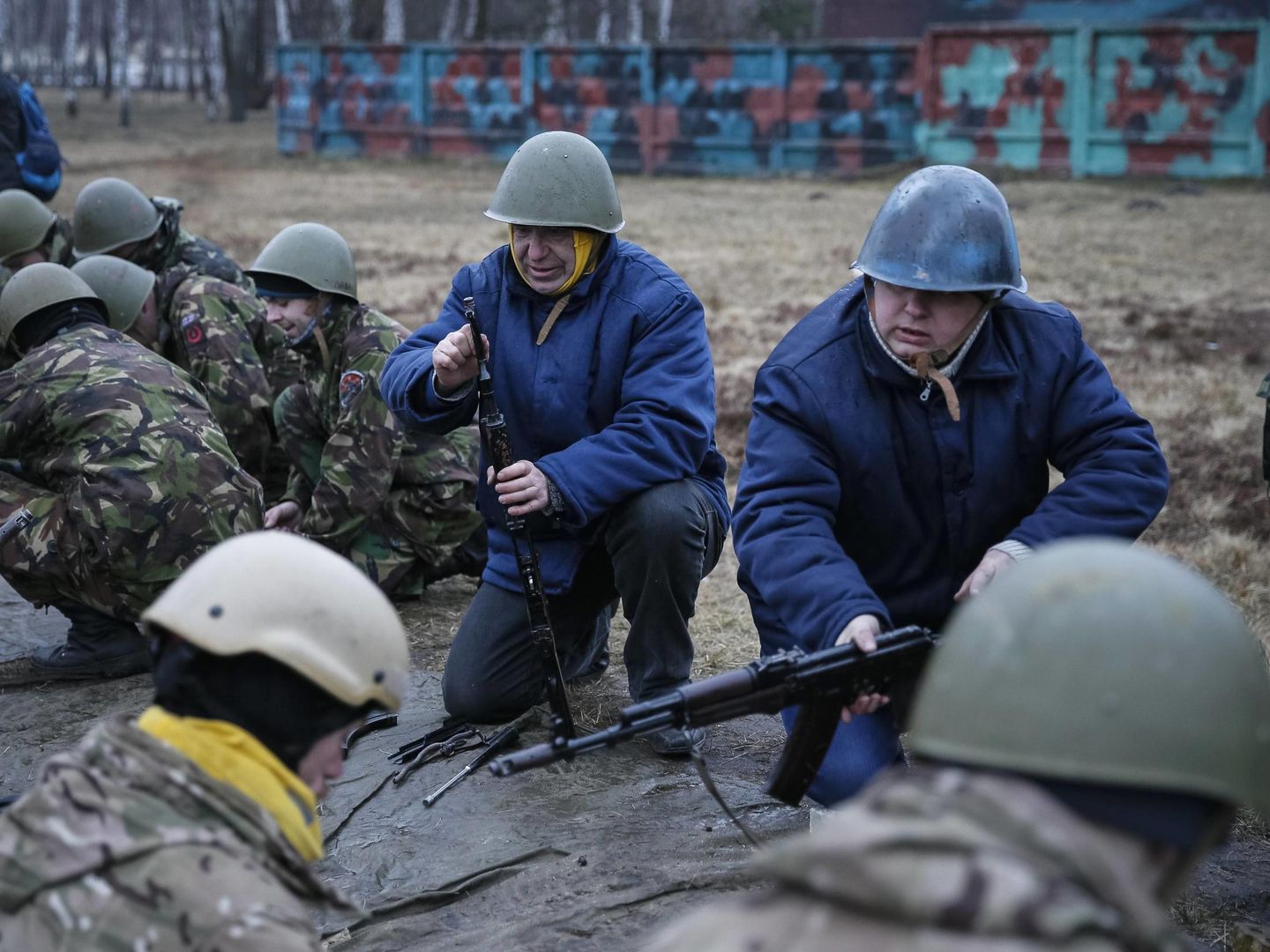 Miembros de las autodefensas de Maidan durante un entrenamiento cerca de Kiev (Reuters).