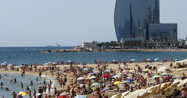 Foto: Vista de la playa de la Barceloneta. (EFE)