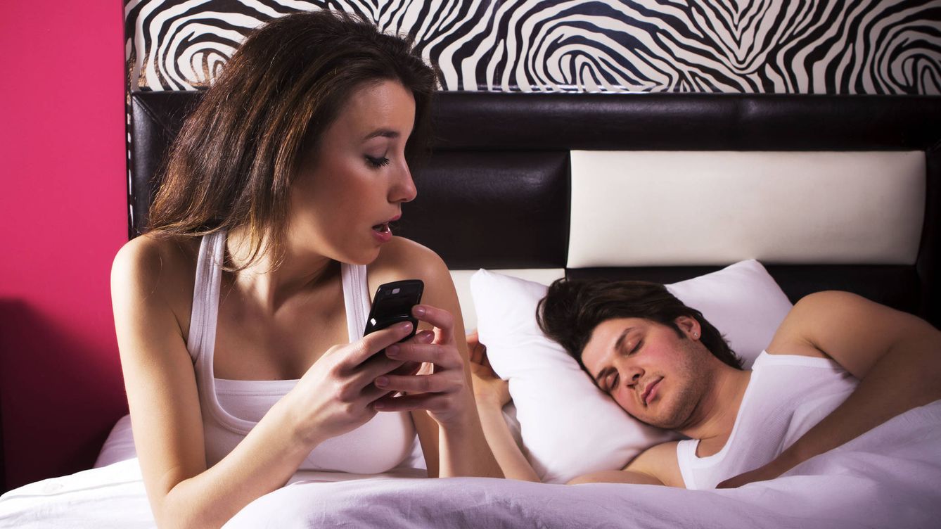 Foto: Las nuevas tecnologías: un canal para la infidelidad. (iStock)