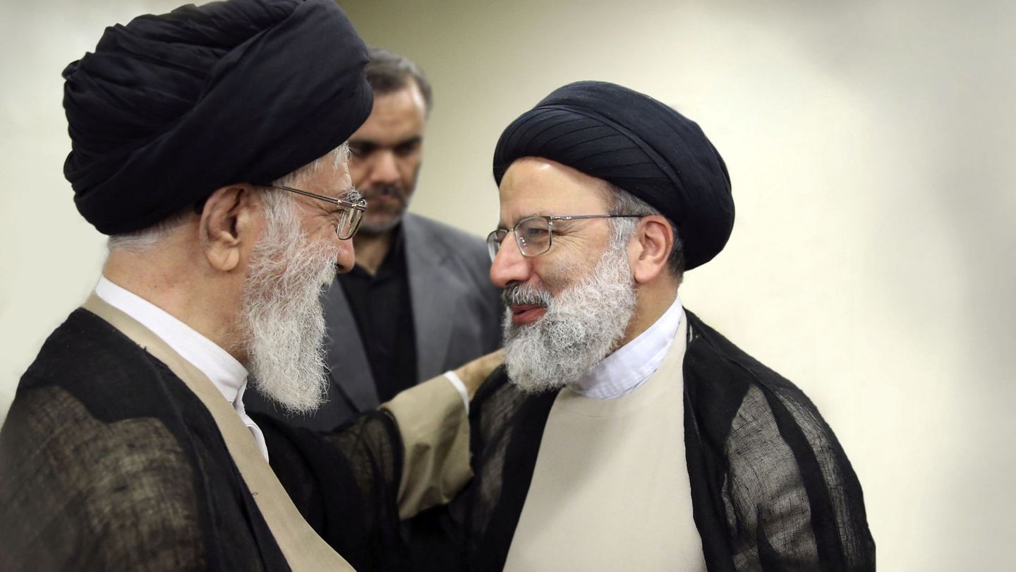 El líder supremo Ali Jamenei (izq.) junto a Ebrahim Raisi (der.). (Reuters)