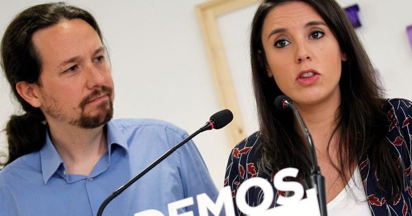Foto: El secretario general de Podemos, Pablo Iglesias (i), y la portavoz parlamentaria, Irene Montero (d), durante una comparecencia en la sede del partido. (EFE)