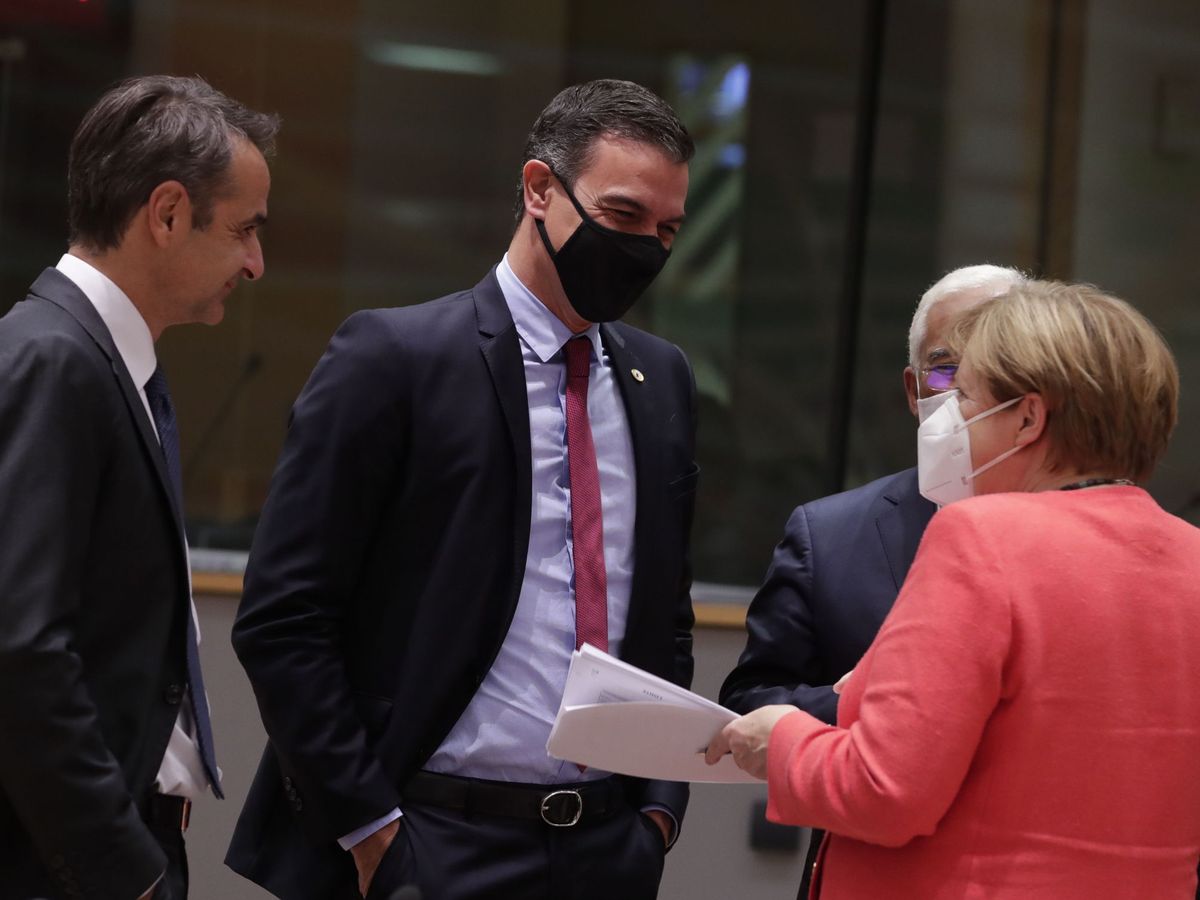 Foto: Pedro Sánchez, junto a Angela Merkel y Kyrisakos Mitsotakis. (Reuters)