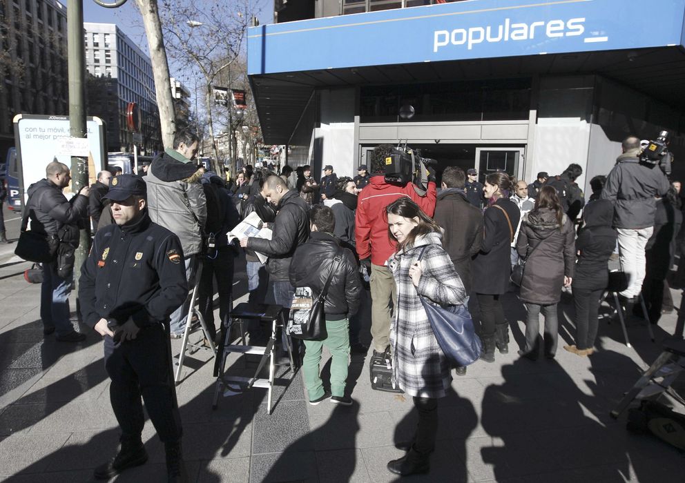 Foto: Numerosos periodistas esperan a la entrada de la sede del Partido Popular. (EFE)