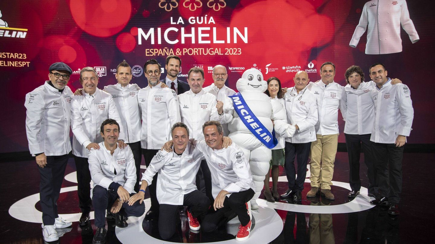 Los chefs triestrellados en la Guía Michelin 2023. (EFE/Ismael Herrero)