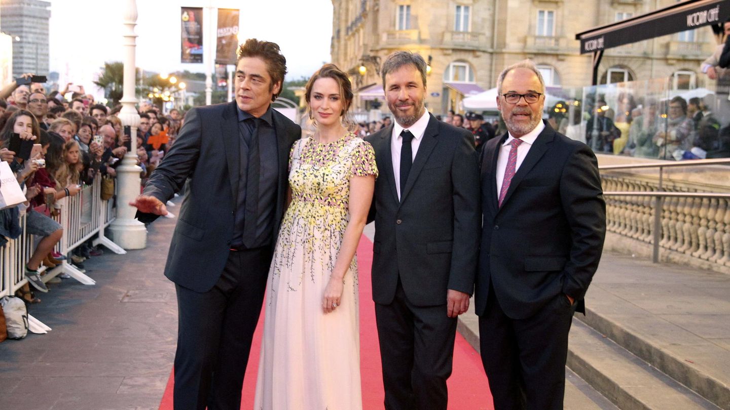Emily Blunt posa junto a Benicio del Toro y Denis Villeneuve en San Sebastián (EFE)