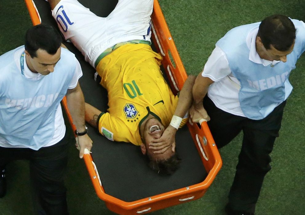 Foto: Neymar fue sacado del campo en camilla (Reuters)
