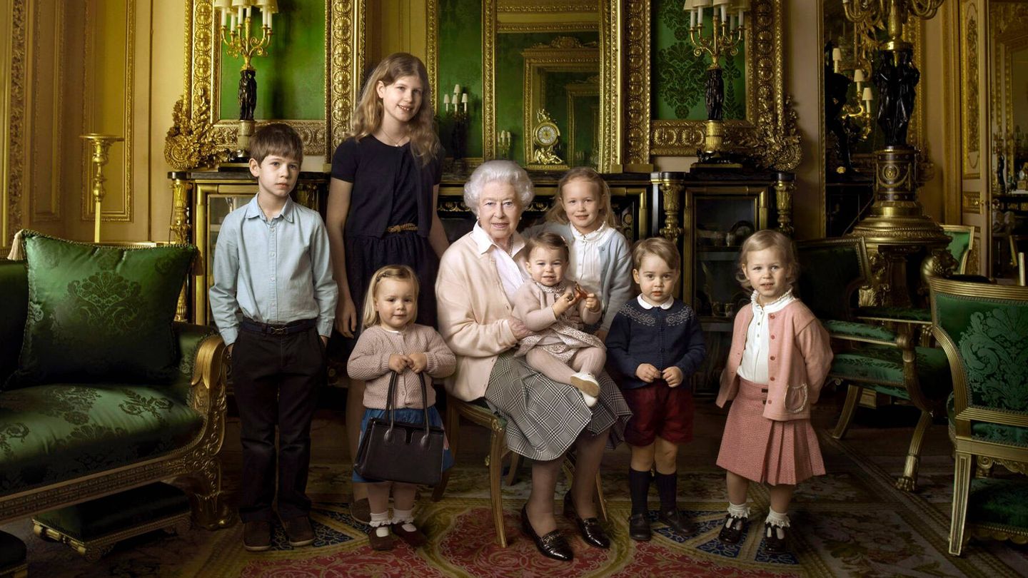 La reina Isabel, con sus dos nietos pequeños y algunos de sus bisnietos. (Annie Leibovitz)
