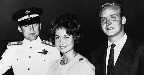 Foto: Constantino II de Grecia en 1961 junto a su hermana Sofía y su futuro cuñado Juan Carlos, durante el anuncio del compromiso matrimonial de estos últimos