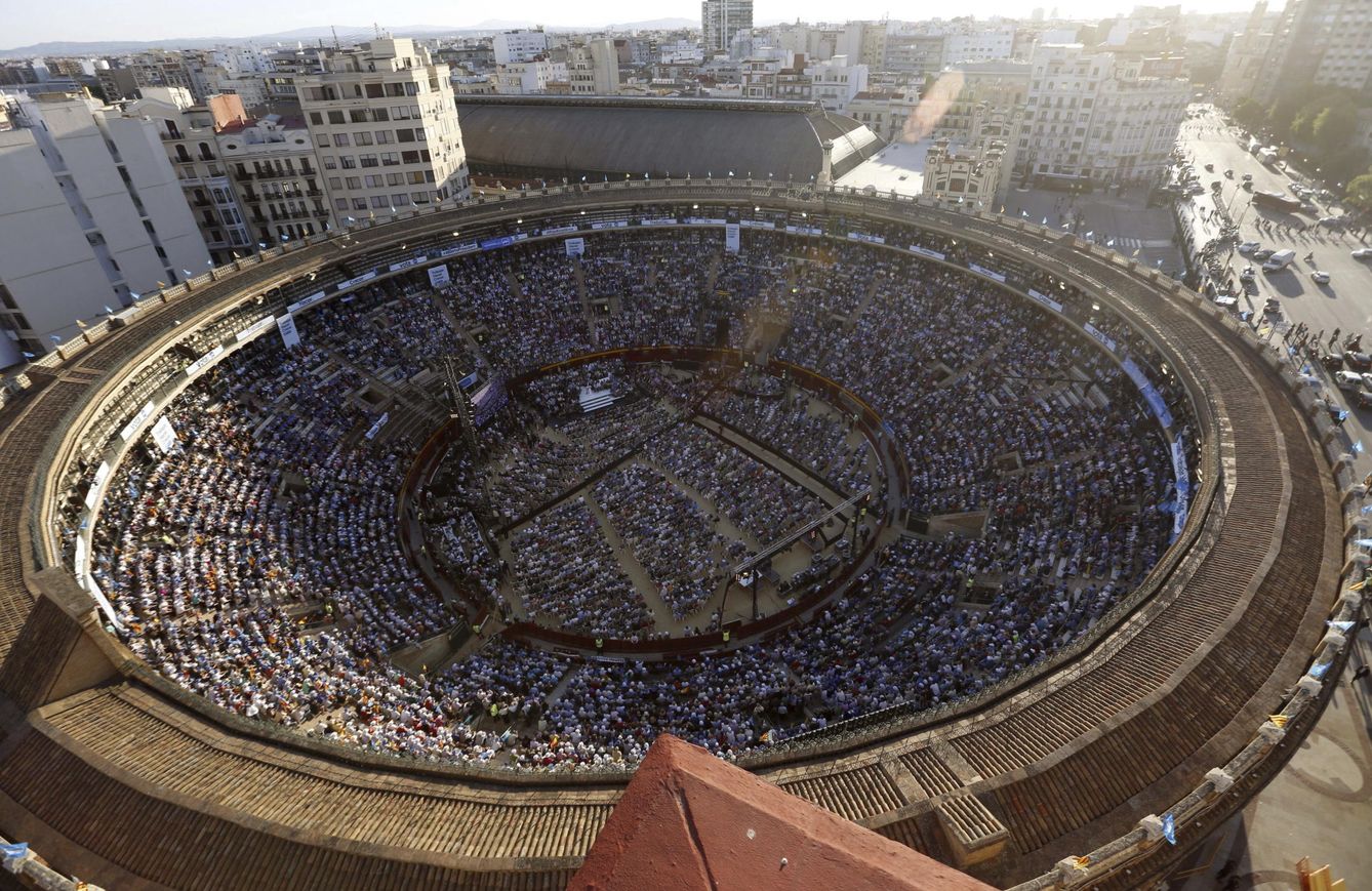 Imagen aérea de la plaza de toros de Valencia durante el mitin del PP. (EFE)