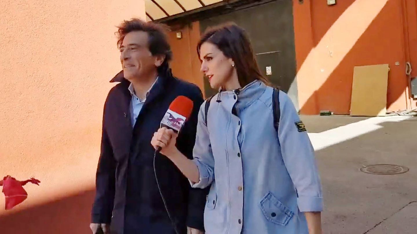 Arcadi Espada con la reportera de 'Todo es mentira'. (Mediaset España)