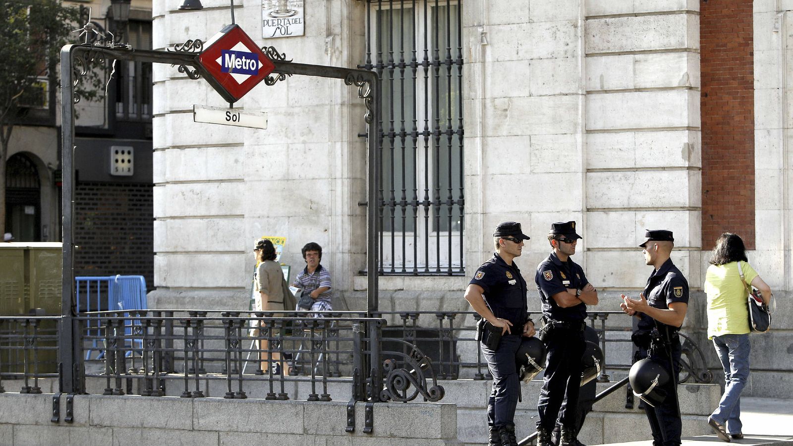 Foto: Una de las salidas de la estación de la Puerta del Sol de Madrid (EFE)