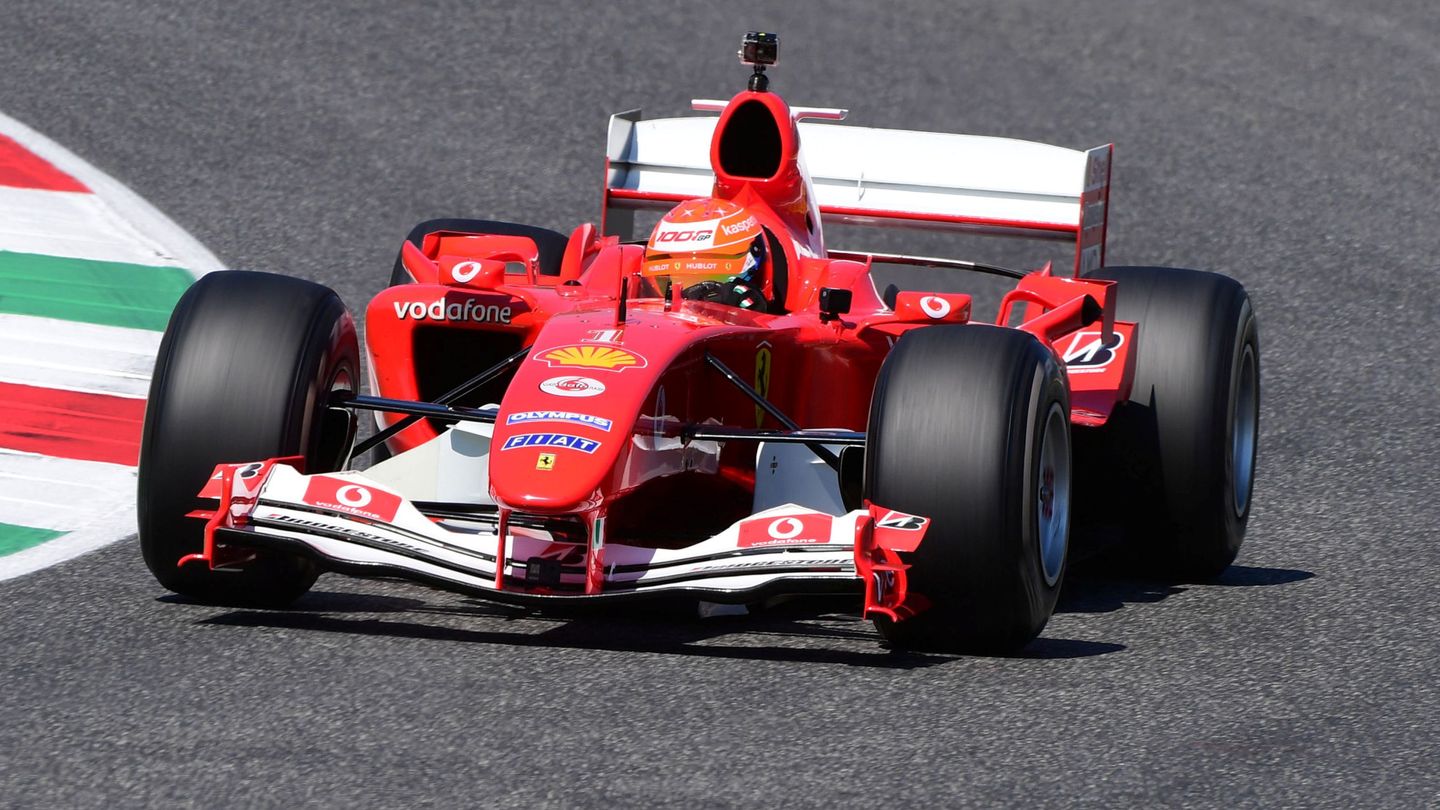 Mick Schumacher conduce el Ferrari F2004 de su padre, Michael Schumacher, en septiembre pasado. (Reuters)