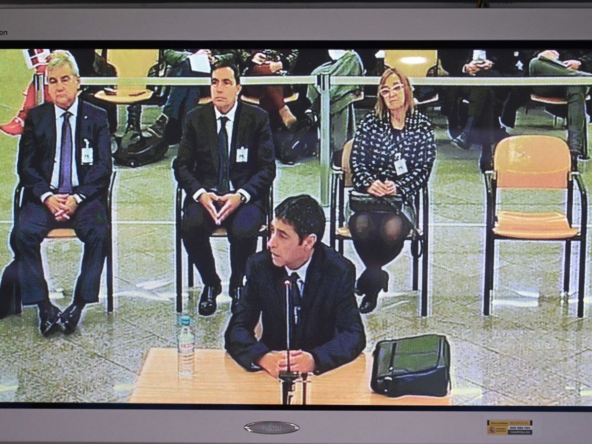 Foto: Vista del monitor de la sala de prensa de la Audiencia Nacional, durante la declaración del mayor de los Mossos d'Esquadra Josep Lluís Trapero. (EFE)