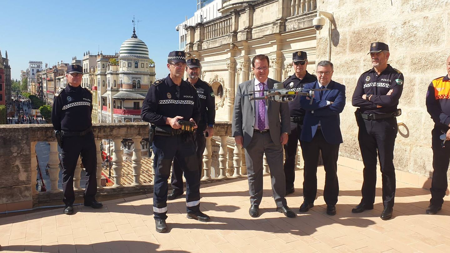 Un agente de la policía local de Sevilla prueba uno de los drones que se utilizarán esta Semana Santa. (Cedida)