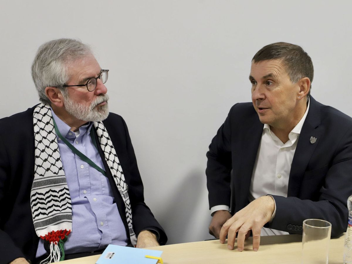 Foto: Arnaldo Otegi, con el expresidente del Sinn Féin, Gerry Adams. (EFE)