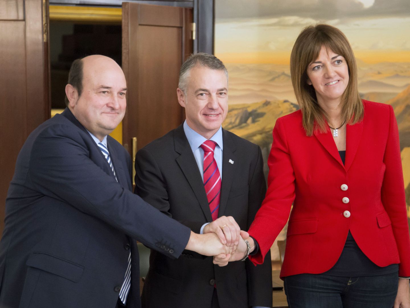 Andoni Ortuzar, Iñigo Urkullu e Idoia Mendia se estrechan las manos tras firmar en 2016 el acuerdo para el Gobierno en coalición. (EFE)