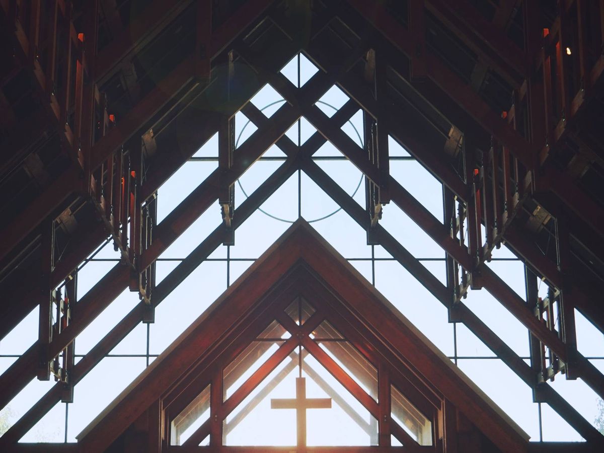 Foto: Imagen tomada desde el interior de una iglesia (Unsplash)