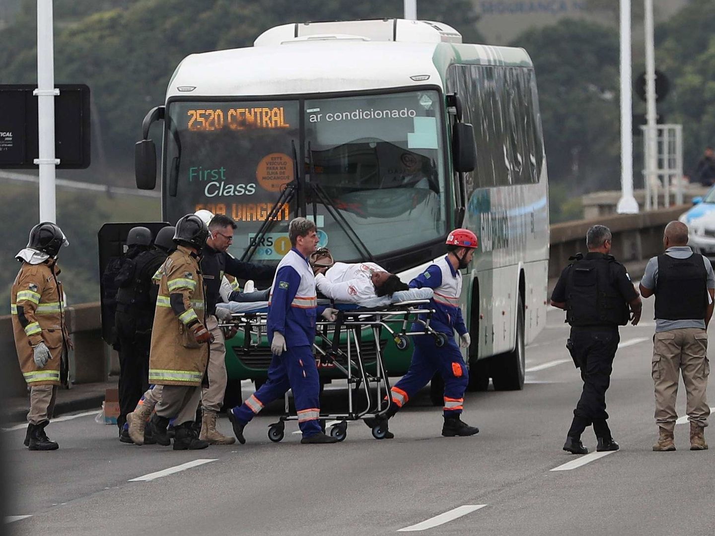 Una rehén se desmayó al abandonar el autobús (EFE)