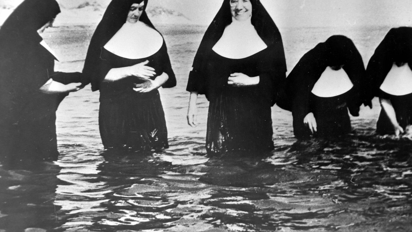No, no es la precuela de 'La llamada', son monjas en una playa española en 1964. (Cordon Press)