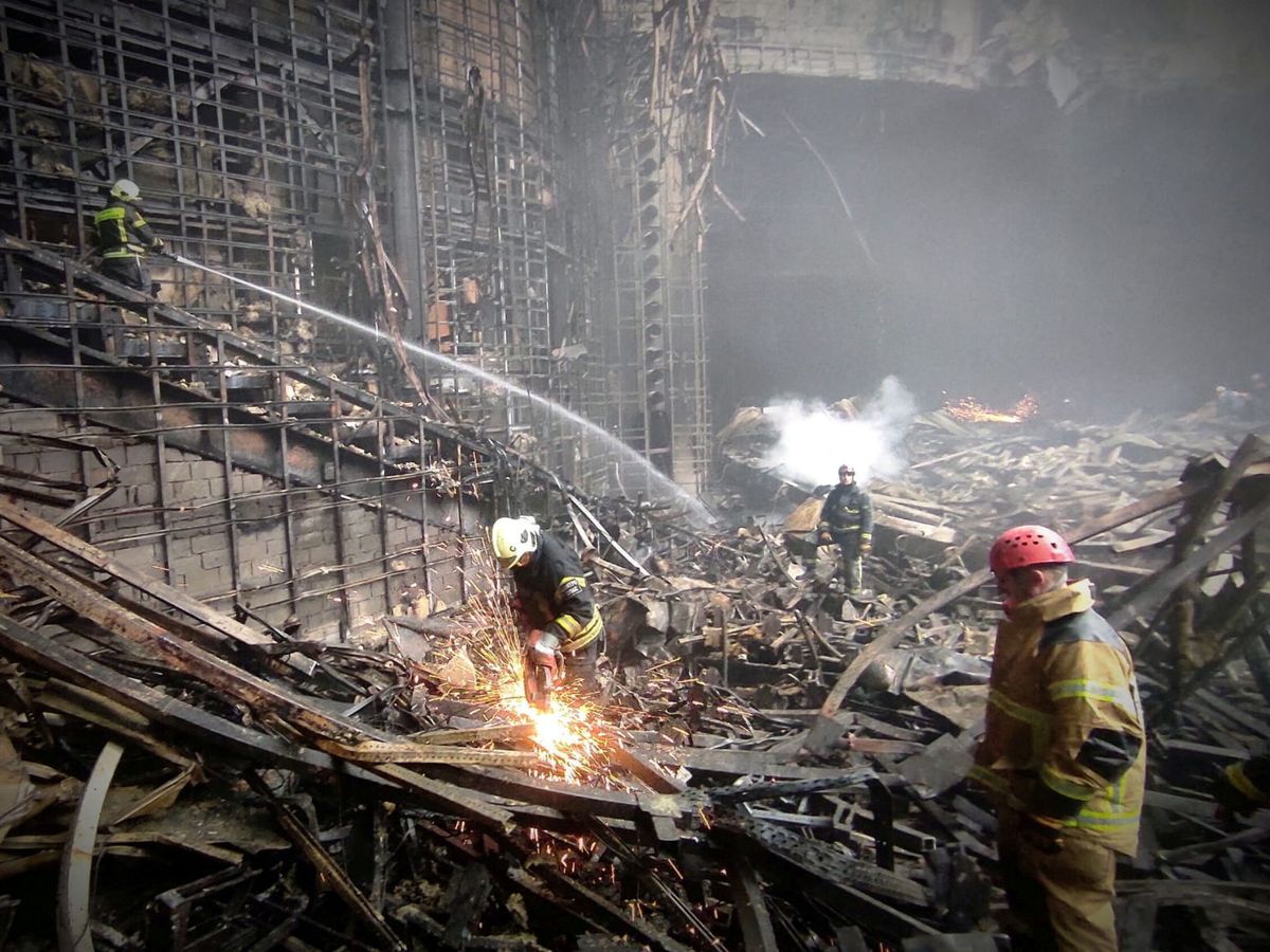 Foto: Escenas de destrucción tras el atentado del Crocus City Hall. (Reuters)