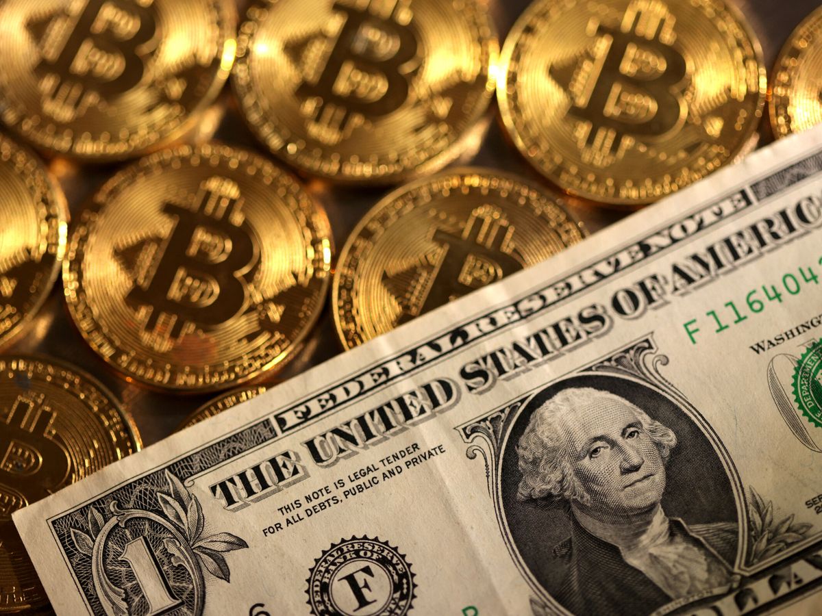 Foto: Ilustración representa bitcoin y un dólar estadounidense. (Reuters/ado Ruvic)