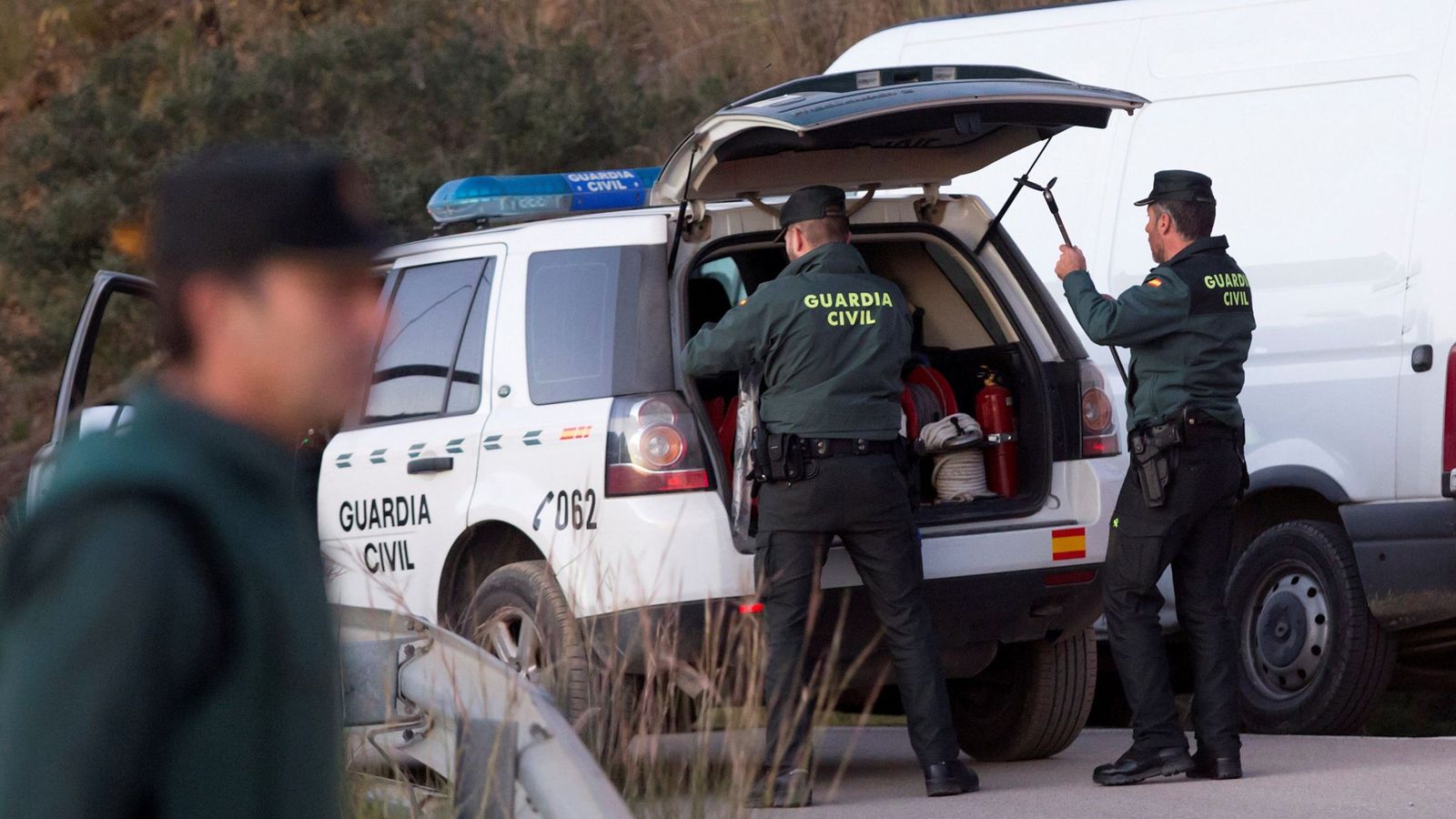 Foto: Efectivos de la Guardia Civil buscan al niño que cayó en un pozo de Totalán, Málaga. (EFE)