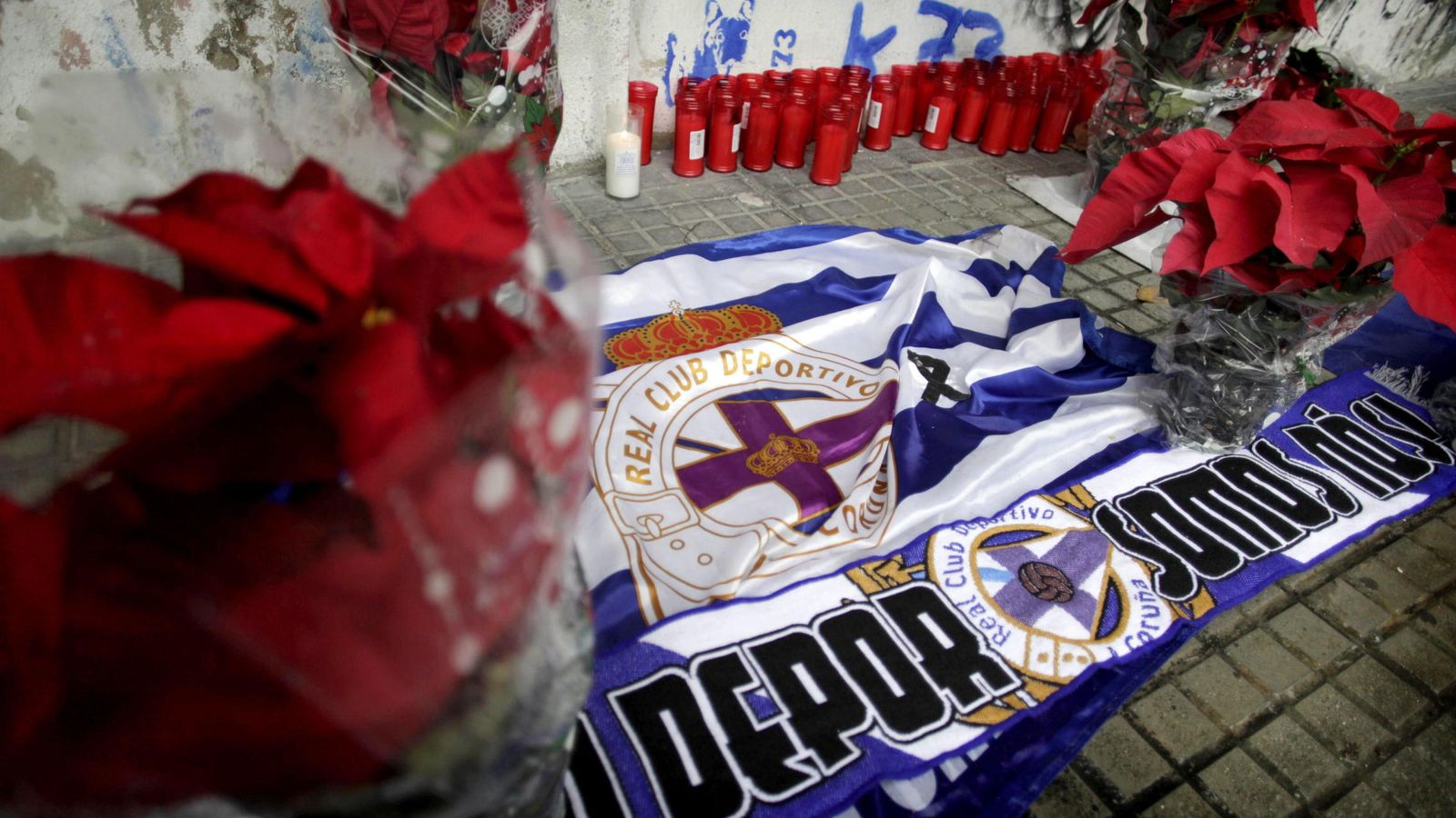 Foto: Velas, banderas y flores en el exterior del estadio coruñés de Riazor en memoria de Jimmy. (EFE)