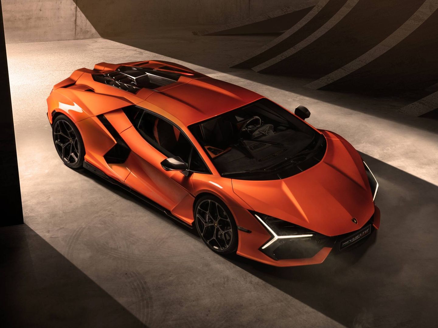 El diseño del Revuelto tiene el aire inconfundible de los superdeportivos de Lamborghini.