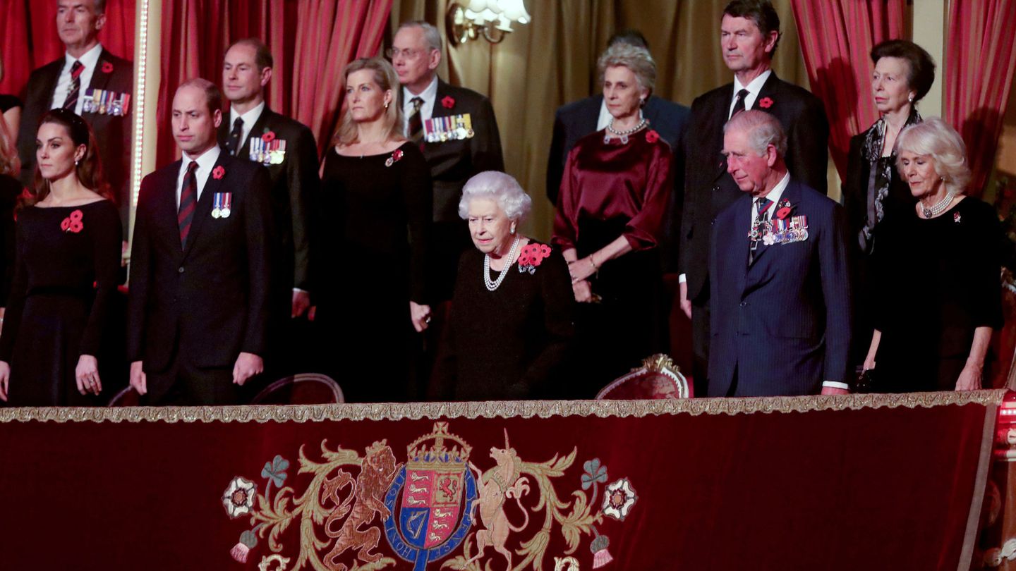La reina Isabel II junto a los duques de Cambridge, los de Cornualles, los condes de Wessex, Birgitte, el duque de Gloucester, Tim Lawrence y la princesa Anne. Solo faltan los Sussex en la imagen, quienes parecen haberse sentado en un palco separado al Real. (Reuters)
