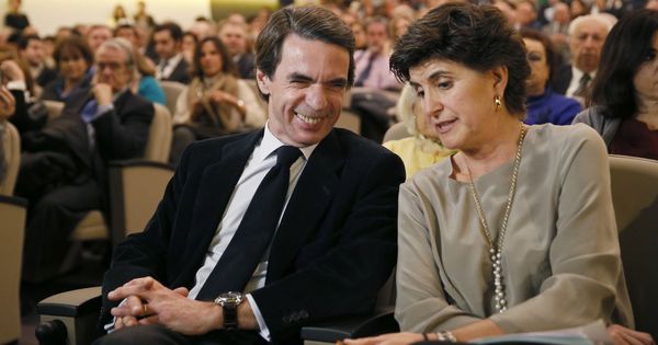 Foto: El presidente de FAES y exjefe del Gobierno, José María Aznar, acompañado de la expresidenta del PP en el País Vasco, María San Gil en una imagen de 2017. (EFE)