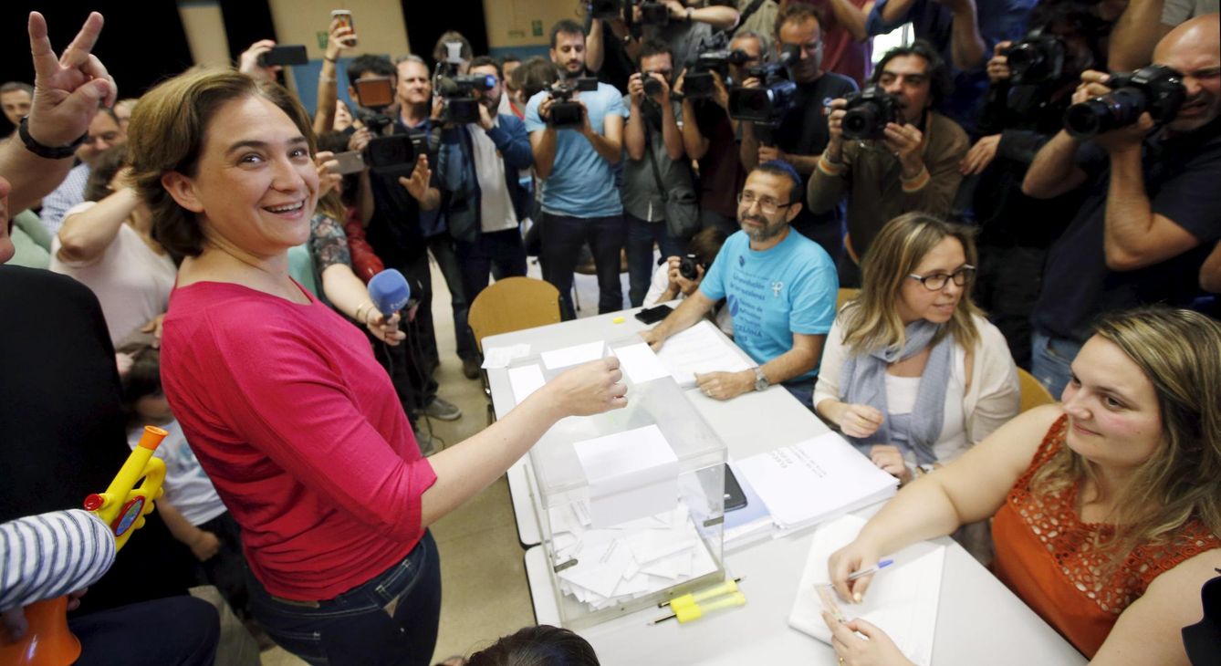 Ada Colau, votando el 24-M. (Reuters)