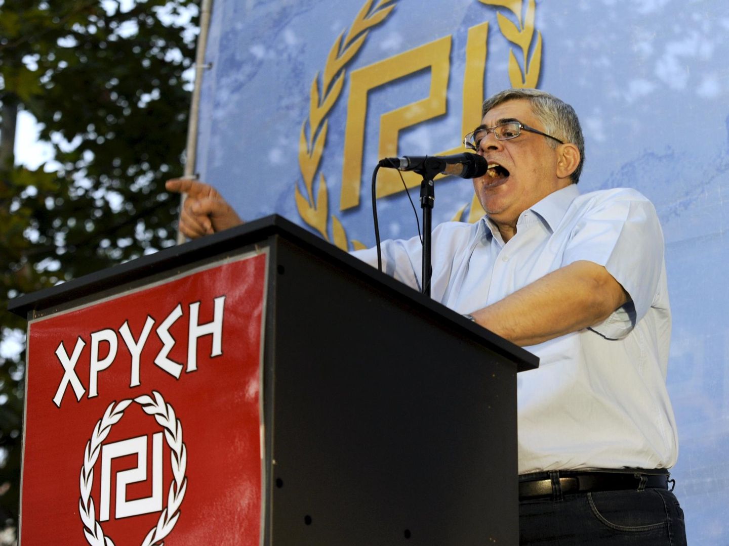 El líder de Amanecer Dorado Nikolaos Mihaloliakos durante un discurso en Atenas, días antes de su detención, en septiembre de 2015. (Reuters) 