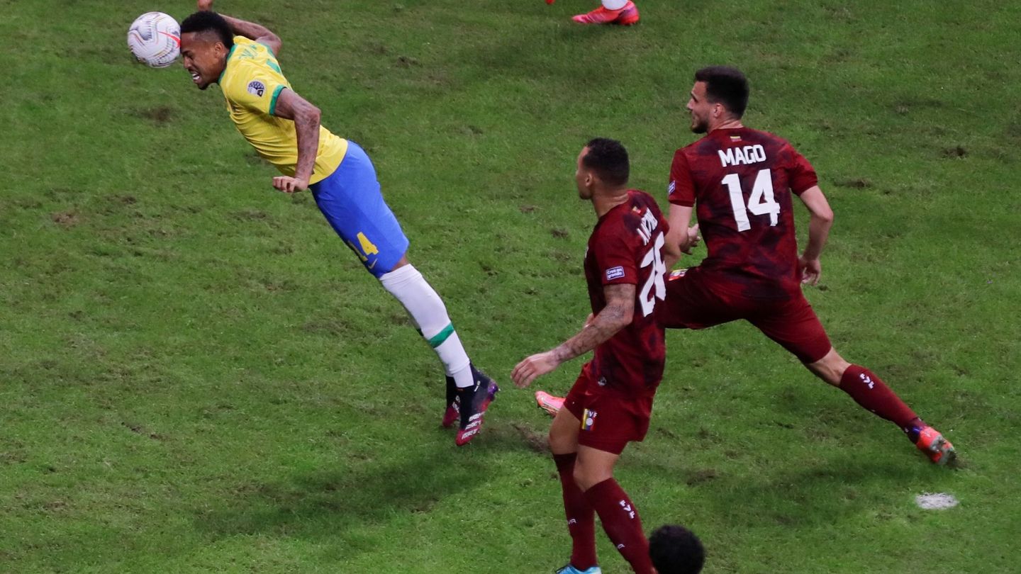 Militao despeja de cabeza en el partido entre Brasil y Venezuela en la Copa América. (Efe)