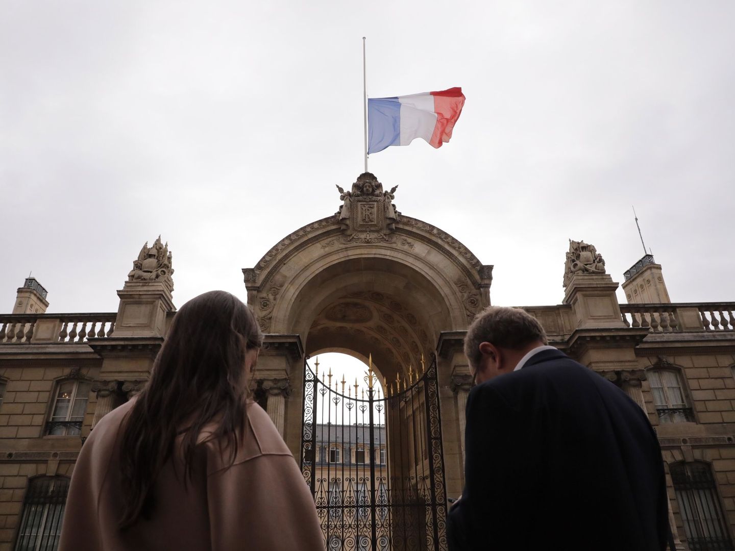 Banderas a media asta en Francia por la muerte de Chirac. (Reuters)
