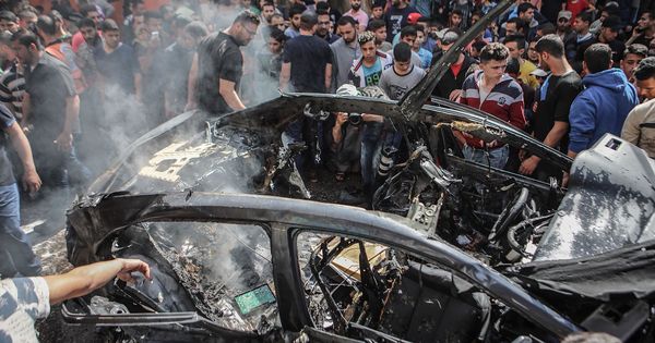 Foto: Palestinos inspeccionan un automóvil destruido. (EFE)