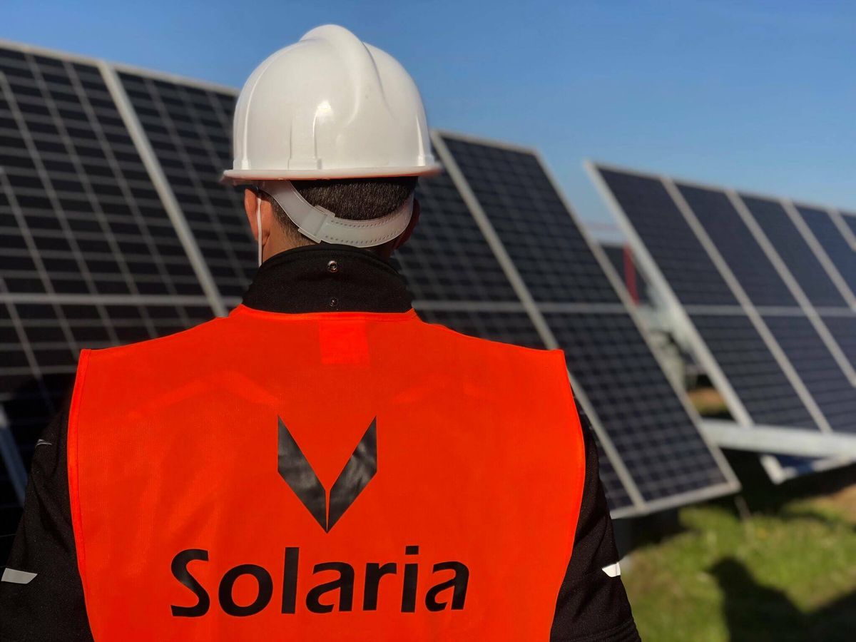 Foto: Trabajador de Solaria junto a paneles solares. (Cedida)