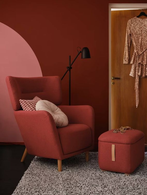 Crea un rincón de lectura con un sillón de color rojo. (Cortesía/Ikea)
