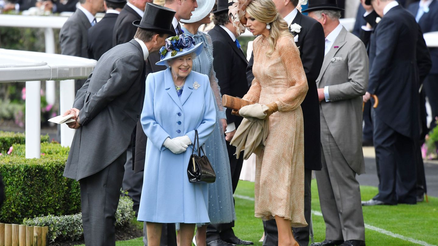 La reina Isabel II, con Máxima de Holanda. (Reuters)
