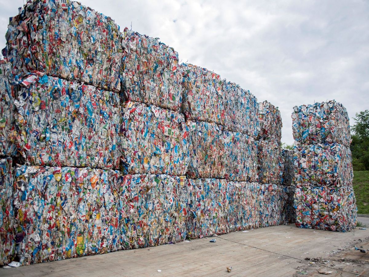 Foto: Envases usados recuperados y compactados para su reciclaje. (EFE)