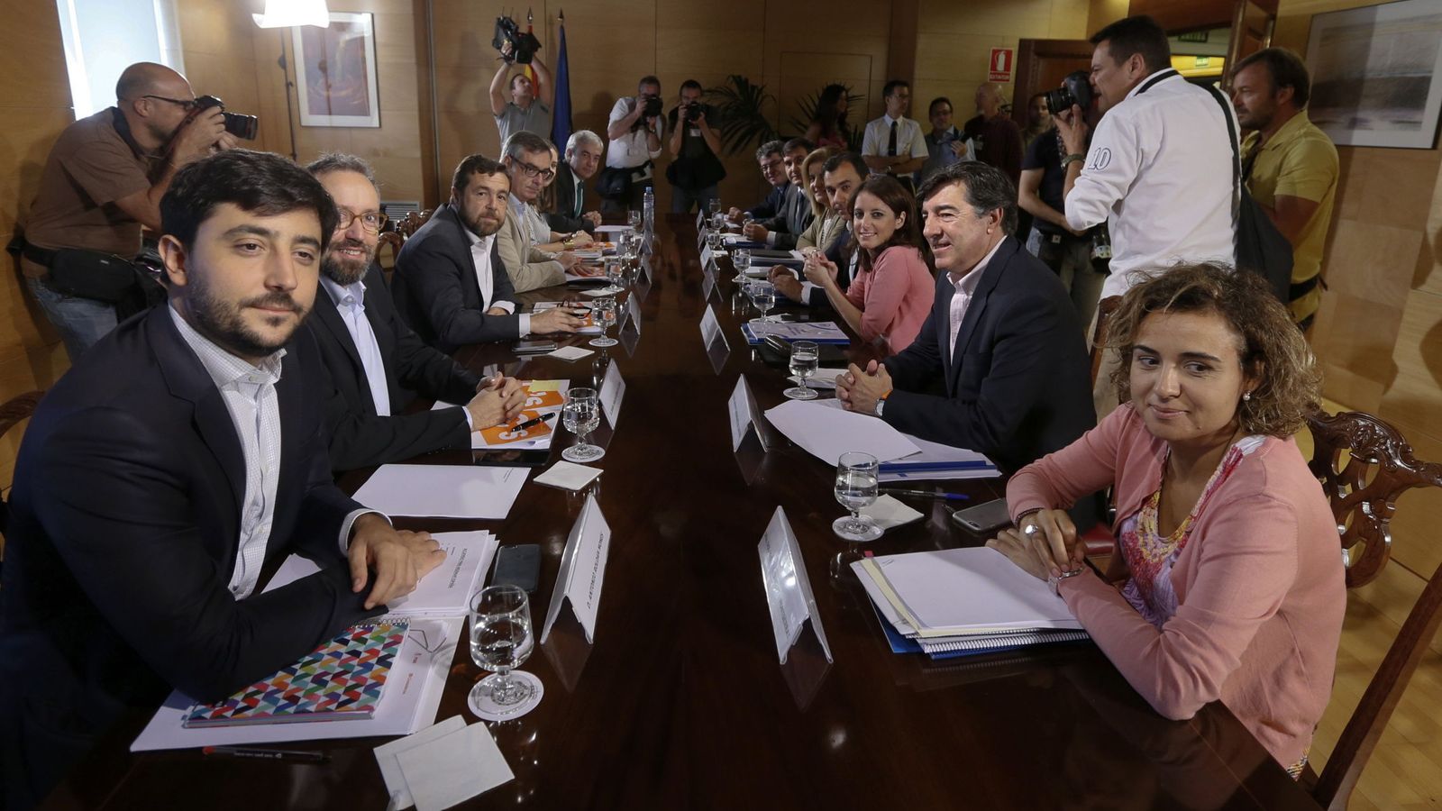 Foto: PP y Ciudadanos continúan con sus negociaciones para alcanzar un acuerdo de investidura. (EFE)